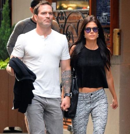 Marie Avgeropoulos husand