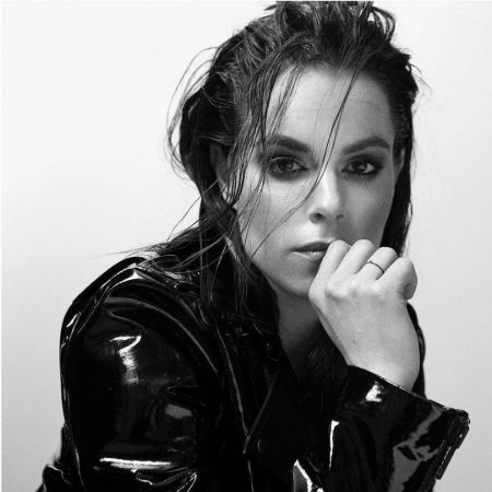 Emily Hampshire height