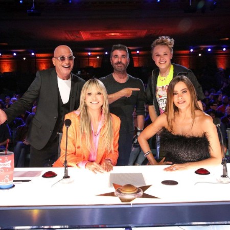 Howie Mandel at his show with other member