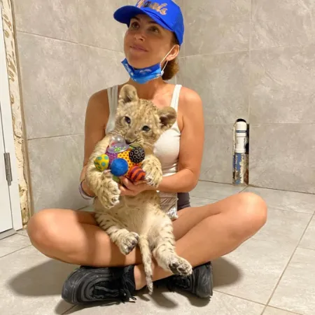emily ishbia with a cub in miami zoo