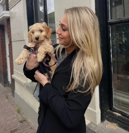 noa welcoming her new dog loulou in may 2022