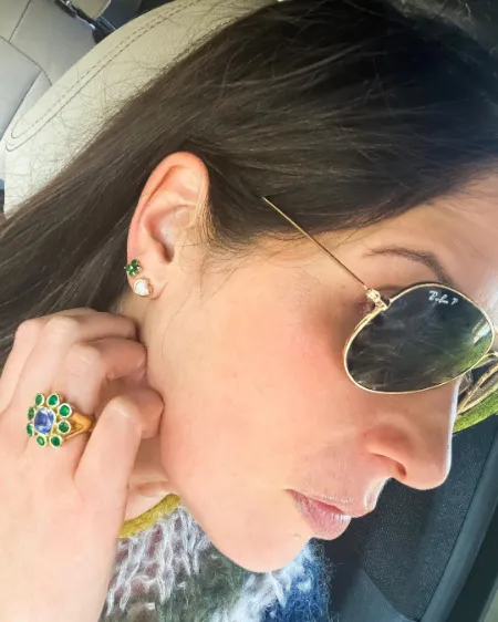 leslie beard showing her jewelry