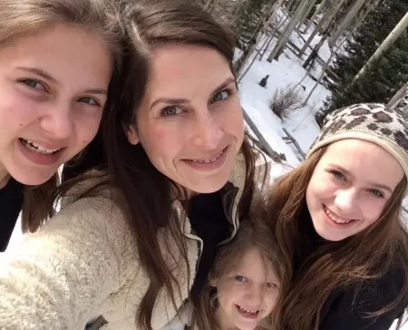 leslie beard with her daughters