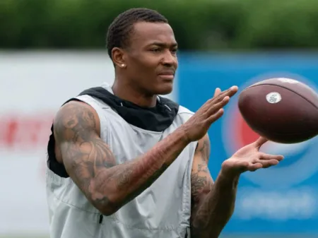 devonta smith durig practice session