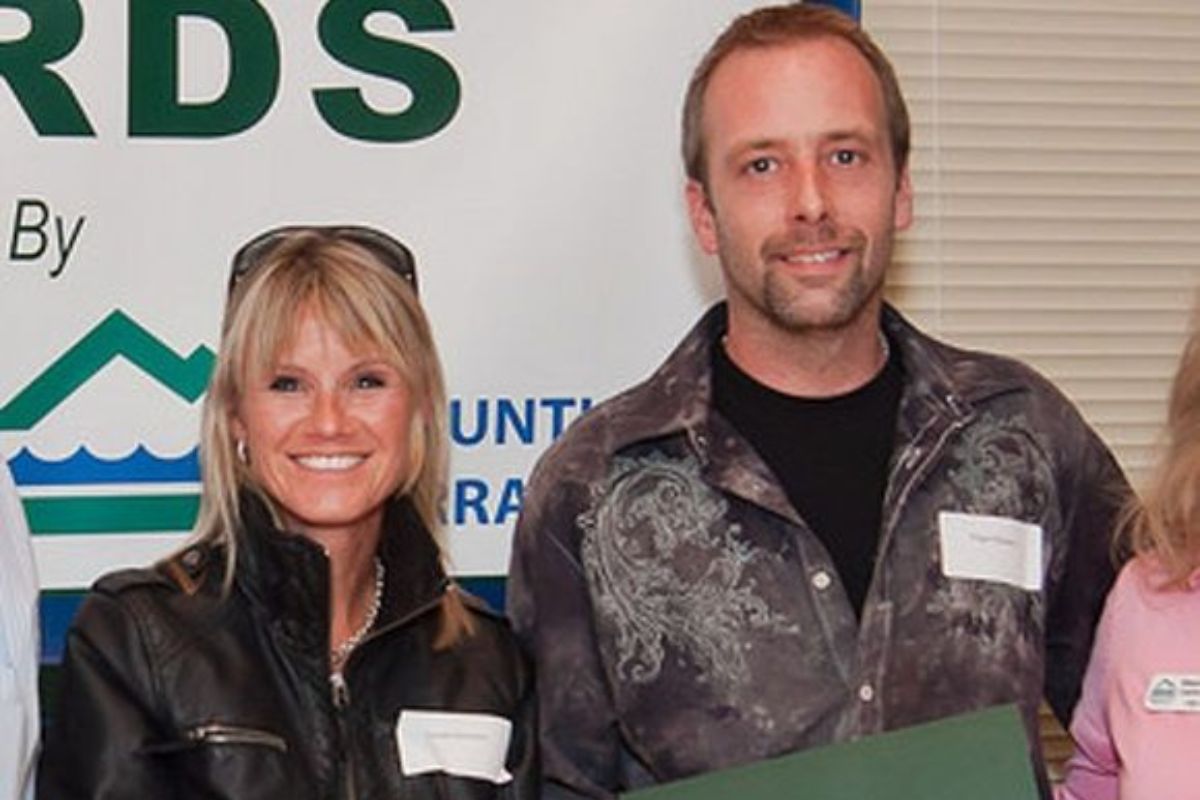 edgar hansen wife with her husband during an event