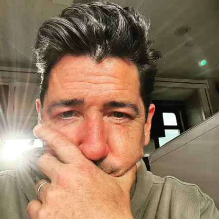 is jonathan knight gay