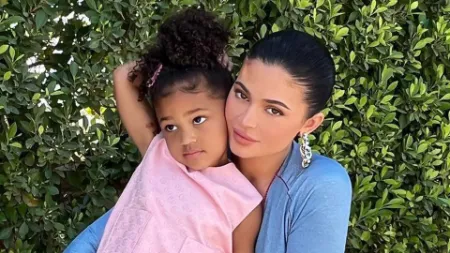 kylie jenner with her daughter